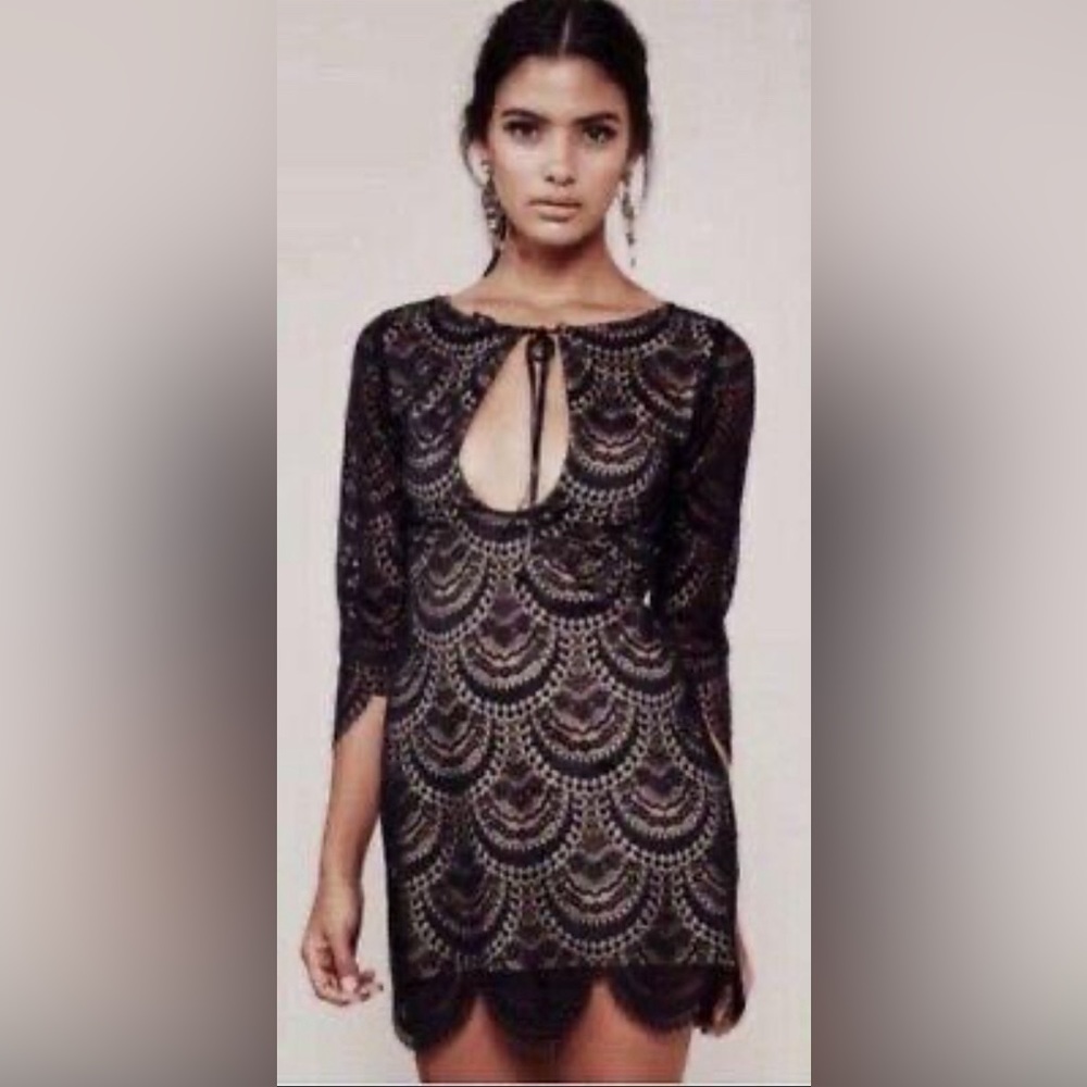For Love And Lemons 3/4 Sleeve Rosalita
Lace Mini Dress w Front Keyhole Cutout